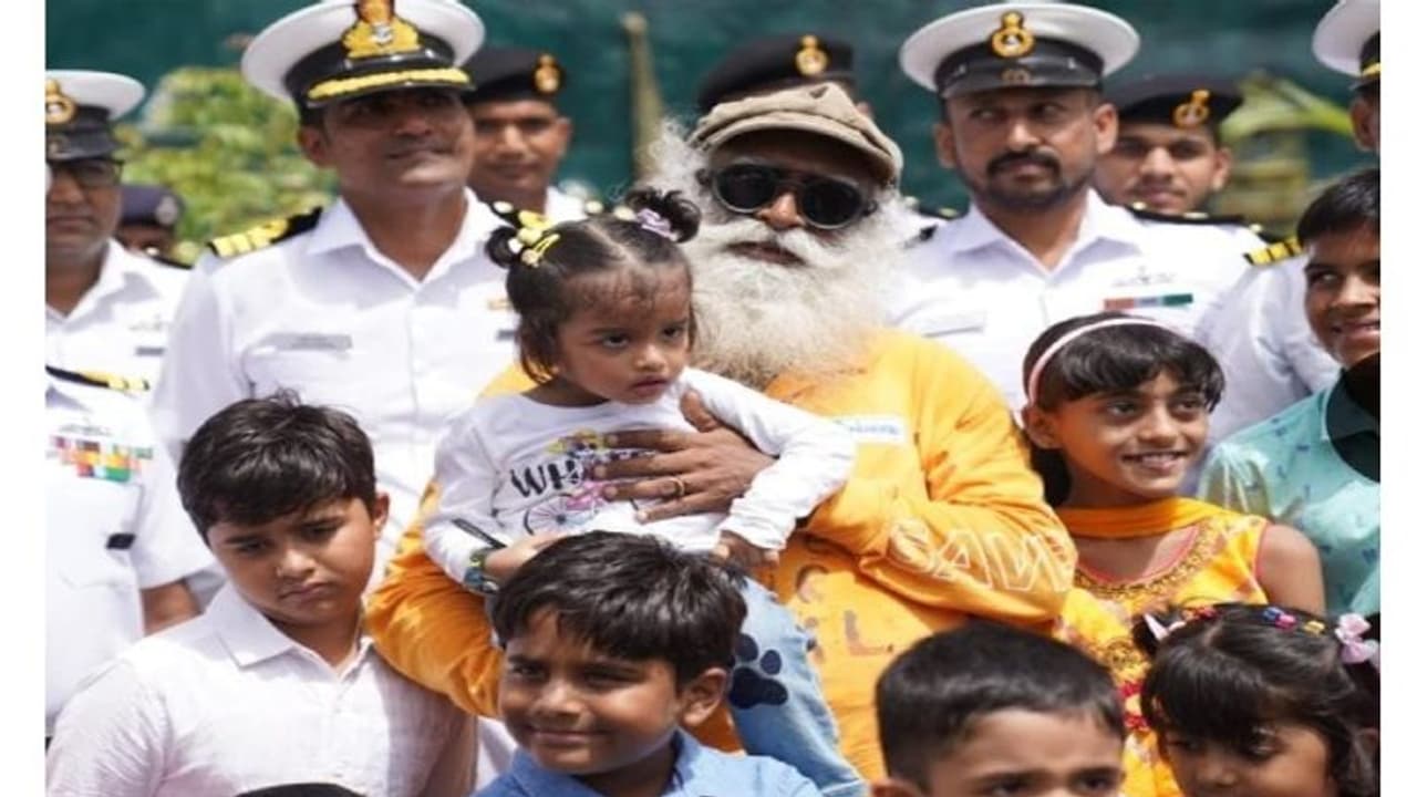 பாரதம் திரும்பினார் சத்குரு: குஜராத்தில் உற்சாக வரவேற்பளித்த இந்திய கடற்படை! Save Soil க்கு 74 நாடுகள் ஆதரவு பாரதம் திரும்பினார் சத்குரு: குஜராத்தில் உற்சாக வரவேற்பளித்த இந்திய கடற்படை! Save Soil க்கு 74 நாடுகள் ஆதரவு