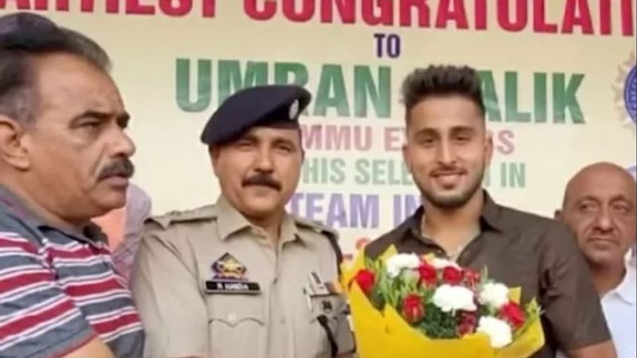 Umran Malik: పేస్ సంచలనానికి సొంతగడ్డలో ఘనస్వాగతం.. సెల్ఫీలతో ఎగబడిన జనం.. Umran Malik: పేస్ సంచలనానికి సొంతగడ్డలో ఘనస్వాగతం.. సెల్ఫీలతో ఎగబడిన జనం..