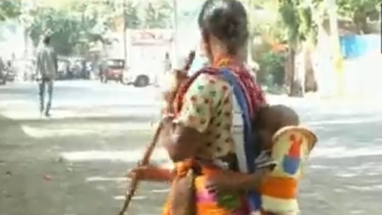 Women Empowerment ಪುಟ್ಟ ಕಂದನ ಬೆನ್ನಿಗೆ ಕಟ್ಟಿ ಕಸಗುಡಿಸುವ ಮಹಿಳೆ, ತಾಯಿ ಸ್ವಾವಲಂಬಿ ಬದುಕಿಗೆ ಜನರ ಸಲಾಂ!