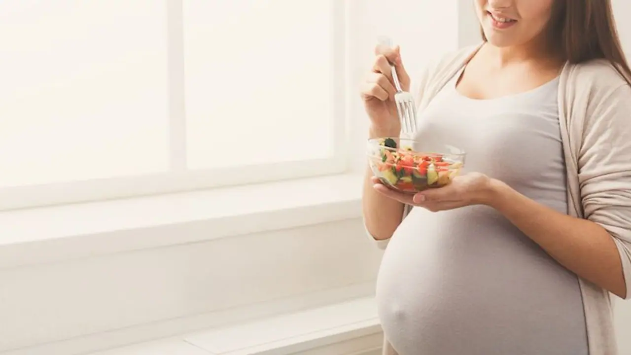 Fruits for Pregnant Women : ഗർഭകാലത്ത് കഴിക്കാവുന്ന അഞ്ച് പഴങ്ങൾ