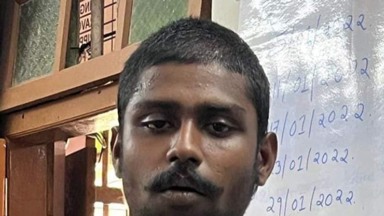 കുപ്രസിദ്ധ കുറ്റവാളി ഹെൽമറ്റ് മനുവിനെ കാപ്പ ചുമത്തി നാടുകടത്തി 