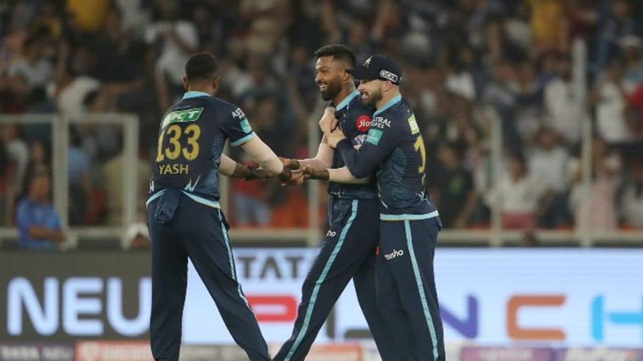 IPL Final 2022: പാണ്ഡ്യ എറിഞ്ഞിട്ടു, കിരീടപ്പോരില് രാജസ്ഥാനെതിരെ ഗുജറാത്തിന് 131റണ്സ് വിജയലക്ഷ്യം IPL Final 2022: പാണ്ഡ്യ എറിഞ്ഞിട്ടു, കിരീടപ്പോരില് രാജസ്ഥാനെതിരെ ഗുജറാത്തിന് 131റണ്സ് വിജയലക്ഷ്യം