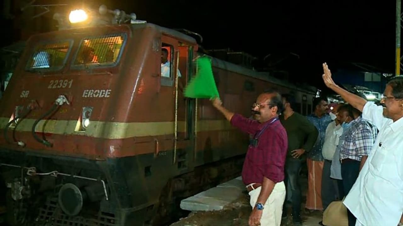 കോട്ടയത്തെ ഇരട്ടപ്പാത വഴി തീവണ്ടികൾ ഓടി തുടങ്ങി: ആദ്യം കടന്നു പോയത് പാലരുവി എക്സപ്രസ്സ് കോട്ടയത്തെ ഇരട്ടപ്പാത വഴി തീവണ്ടികൾ ഓടി തുടങ്ങി: ആദ്യം കടന്നു പോയത് പാലരുവി എക്സപ്രസ്സ്
