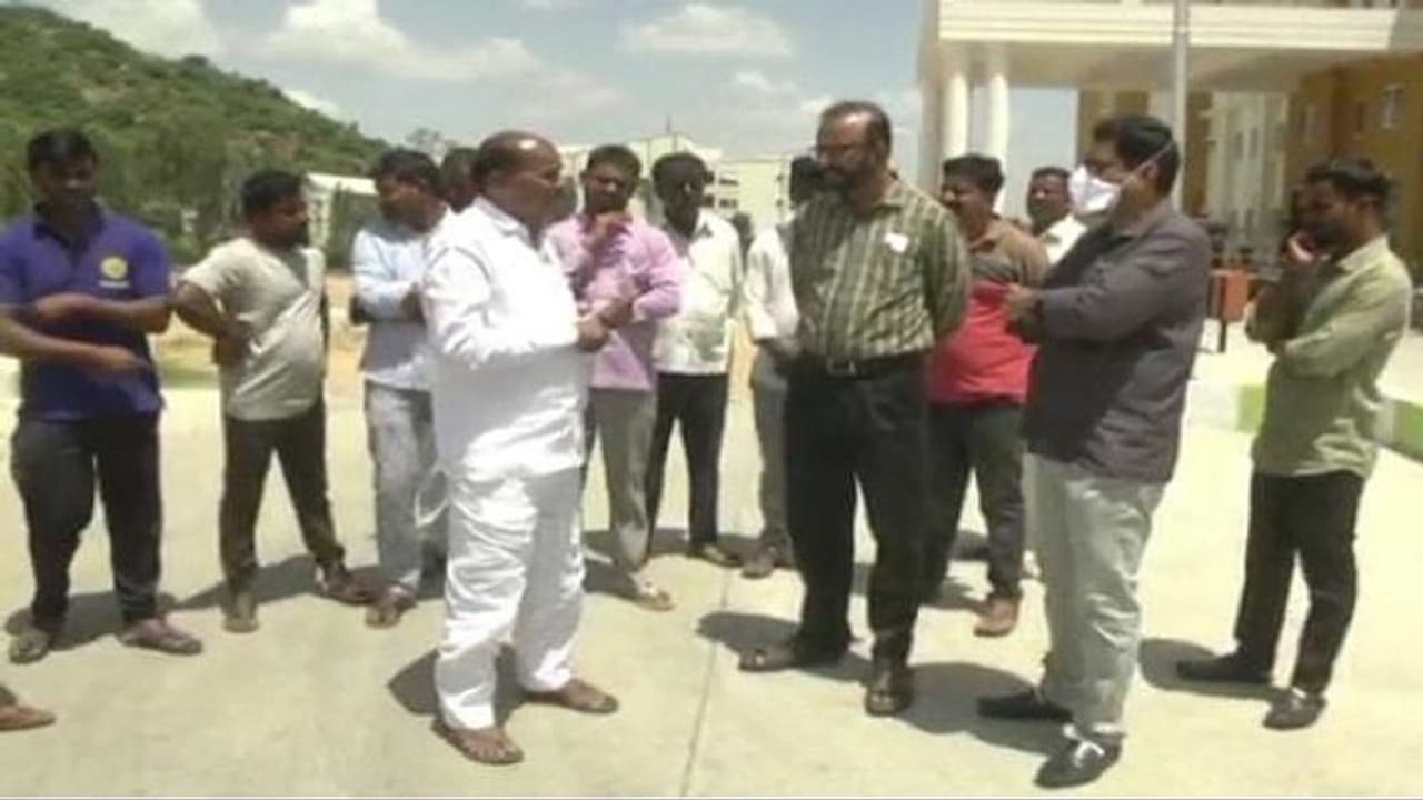 ಚಾಮರಾಜನಗರ: ಆಸ್ಪತ್ರೆಯಲ್ಲಿ ಶಸ್ತ್ರಚಿಕಿತ್ಸೆ ಸ್ಥಗಿತ, ಸರ್ಕಾರಕ್ಕೆ ಎಚ್ಚರಿಕೆ ಕೊಟ್ಟ ಶಾಸಕ