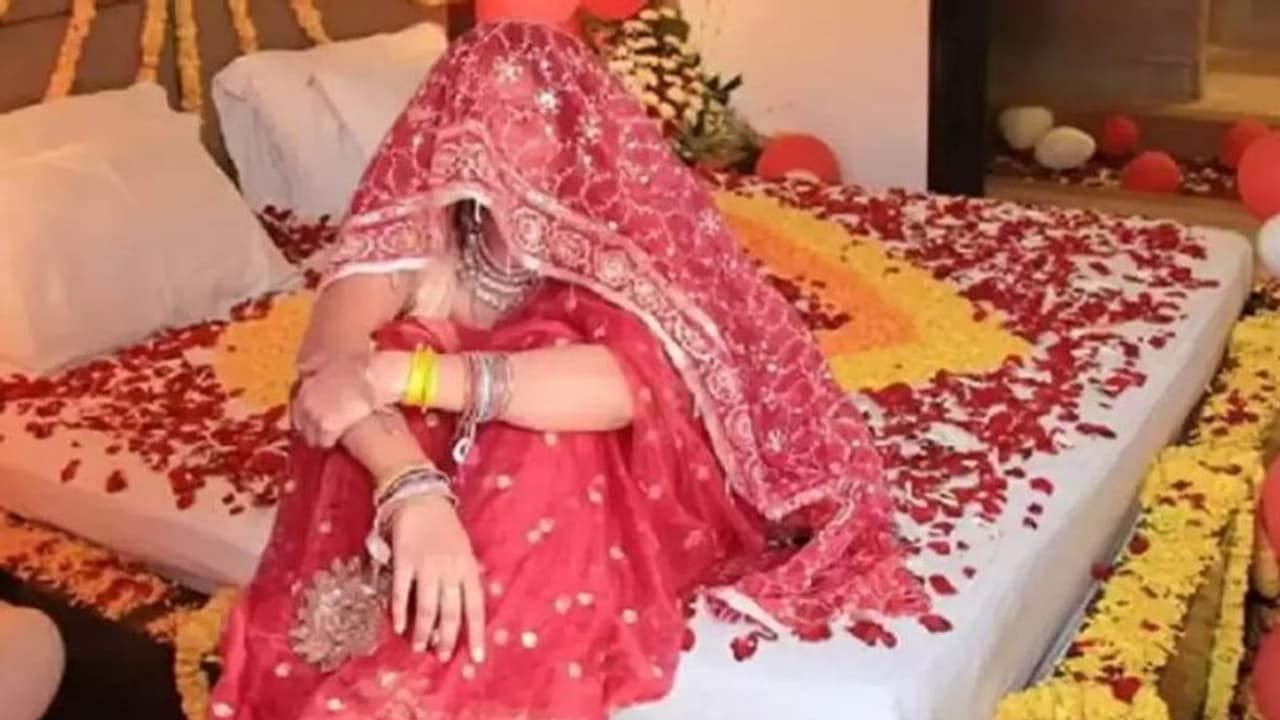 सुहागरात को दूल्हे के साथ हो गया बड़ा कांड, दुल्हन बैठी रही और वो पूरी रात माथा पीटता रहा, सदमे में पूरा परिवार
