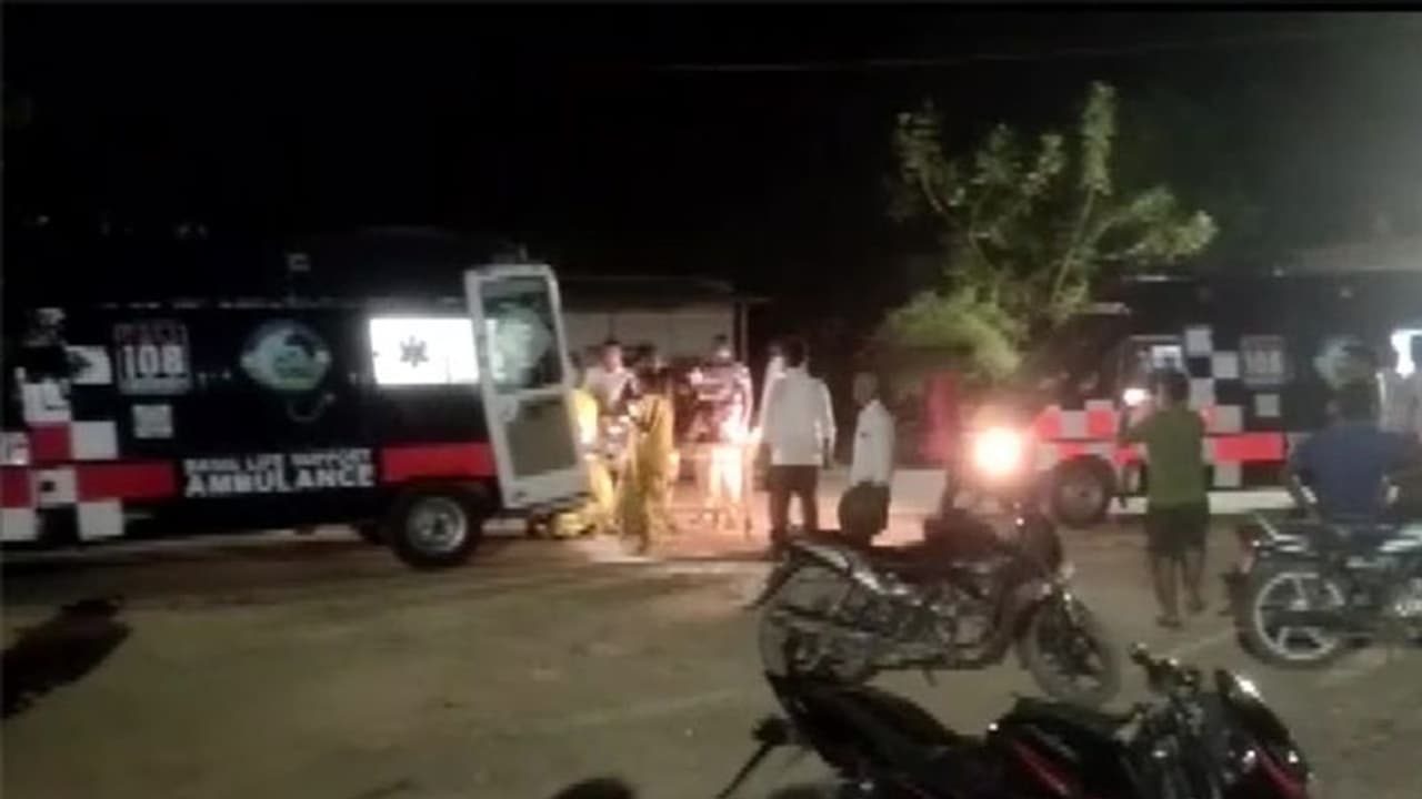 आंध्र प्रदेश में भीषण रोड एक्सीडेंट,खड़ी मिनी वैन को ट्रक ने मारी जबर्दस्त हिट, 6 लोगों की दर्दनाक मौत आंध्र प्रदेश में भीषण रोड एक्सीडेंट,खड़ी मिनी वैन को ट्रक ने मारी जबर्दस्त हिट, 6 लोगों की दर्दनाक मौत