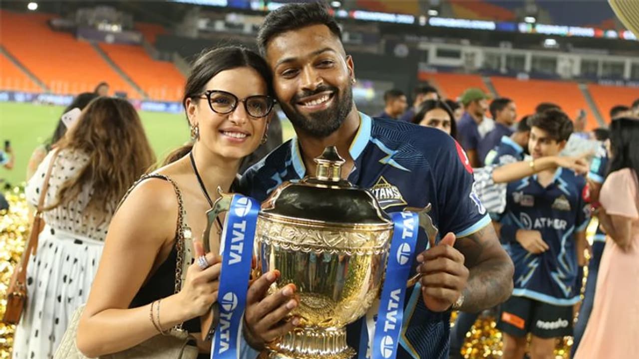 IPL ಟ್ರೋಫಿ ಗೆಲ್ಲುತ್ತಿದ್ದಂತೆ ಪತಿ ಹಾರ್ದಿಕ್ ಪಾಂಡ್ಯರನ್ನು ಬಿಗಿದಪ್ಪಿದ ನತಾಶಾ ಸ್ಟಾಂಕೋವಿಚ್..! IPL ಟ್ರೋಫಿ ಗೆಲ್ಲುತ್ತಿದ್ದಂತೆ ಪತಿ ಹಾರ್ದಿಕ್ ಪಾಂಡ್ಯರನ್ನು ಬಿಗಿದಪ್ಪಿದ ನತಾಶಾ ಸ್ಟಾಂಕೋವಿಚ್..!