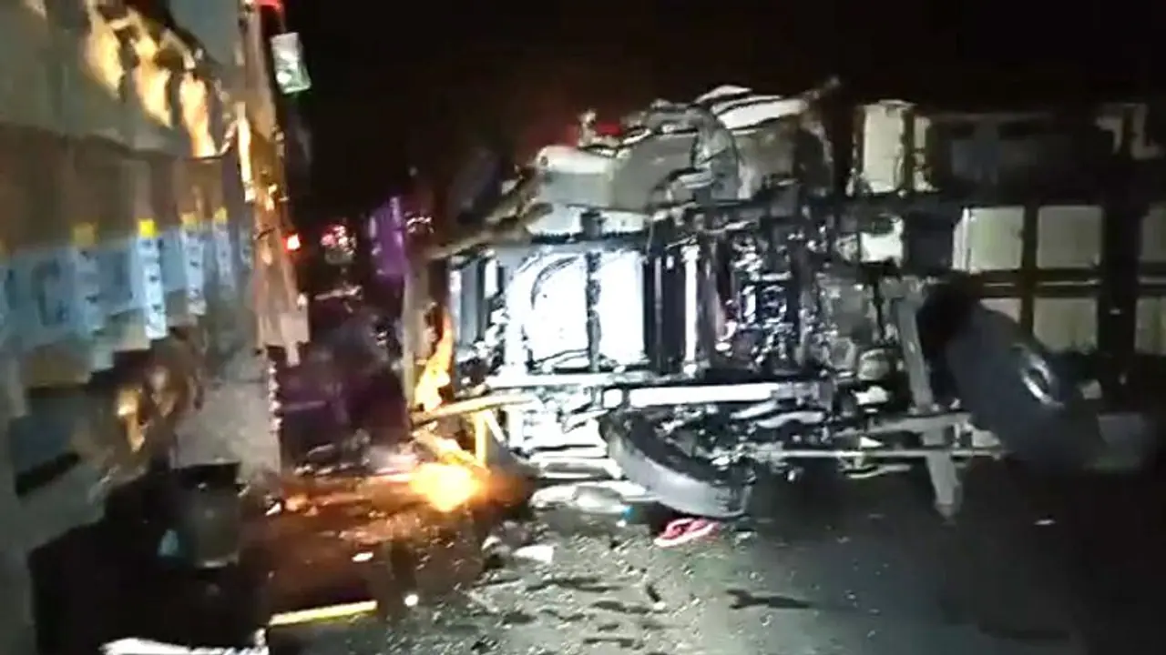 பரபரப்பு..! லாரி மீது மோதி தலைகீழாக அவிழ்ந்து நொறுங்கிய மினிலாரி.. 6 பேர் சம்பவ இடத்திலே பலி.. பரபரப்பு..! லாரி மீது மோதி தலைகீழாக அவிழ்ந்து நொறுங்கிய மினிலாரி.. 6 பேர் சம்பவ இடத்திலே பலி..