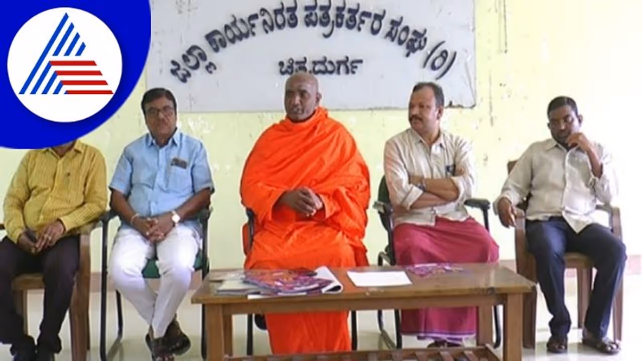 Chitradurga; ಒಂದೇ ವೇದಿಕೆಯಲ್ಲಿ ಐದು ಜನ ಮಹನೀಯರ ಜಯಂತಿ ಆಚರಣೆ Chitradurga; ಒಂದೇ ವೇದಿಕೆಯಲ್ಲಿ ಐದು ಜನ ಮಹನೀಯರ ಜಯಂತಿ ಆಚರಣೆ