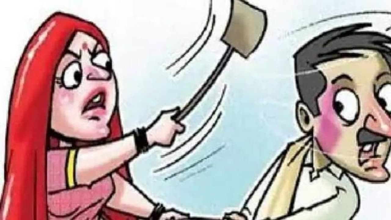 सब्र का बांध टूटते ही महिला ने शराबी पति को सिखाया सबक, रोजाना अपने साथियों के साथ आकर करता था मारपीट सब्र का बांध टूटते ही महिला ने शराबी पति को सिखाया सबक, रोजाना अपने साथियों के साथ आकर करता था मारपीट