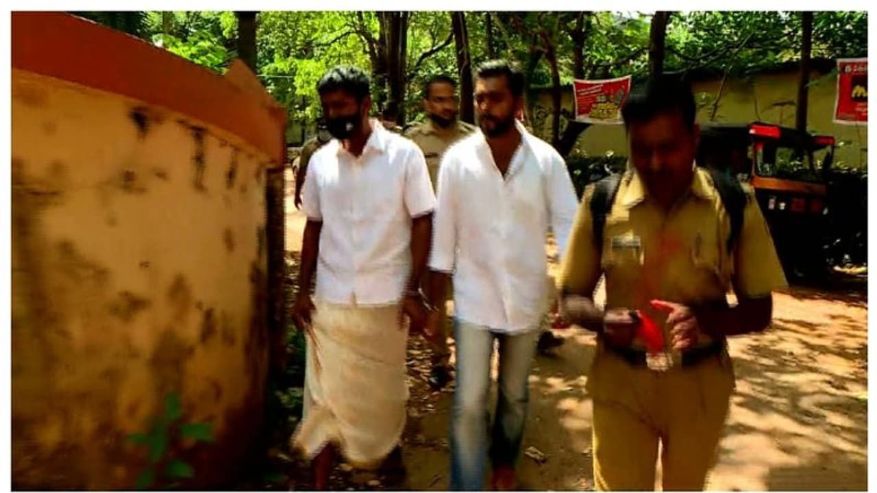 ജാനകി ടീച്ചർ കൊലക്കേസ് : രണ്ട് പ്രതികൾക്ക് ജീവപര്യന്തം+17 വർഷം തടവ്, പിഴ; ശിക്ഷ വിധിച്ച് കോടതി ജാനകി ടീച്ചർ കൊലക്കേസ് : രണ്ട് പ്രതികൾക്ക് ജീവപര്യന്തം+17 വർഷം തടവ്, പിഴ; ശിക്ഷ വിധിച്ച് കോടതി