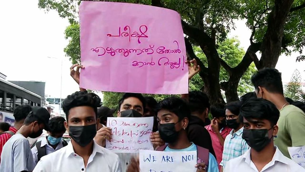 പ്ലസ് വൺ പരീക്ഷ മാറ്റിവയ്ക്കണമെന്നാവശ്യപ്പെട്ട് വിദ്യാർഥി സമരം; സമരം അനാവശ്യമെന്ന് മന്ത്രി വി.ശിവൻകുട്ടി