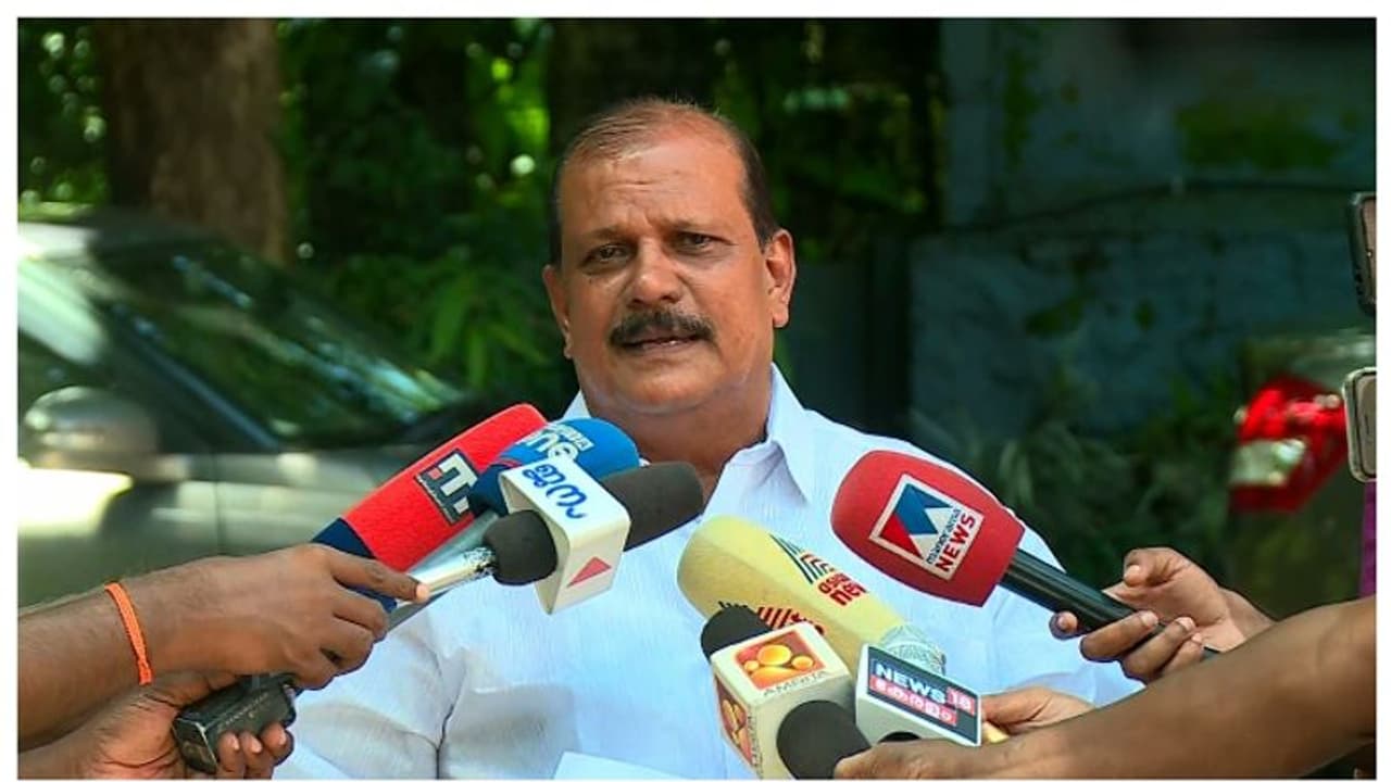 'ആളെ കൂട്ടി ജനത്തെ കൊലയ്ക്ക് കൊടുക്കുന്നു'; നവകേരള സദസ് അടിയന്തരമായി നിര്‍ത്തിവയ്ക്കണമെന്ന് പിസി ജോര്‍ജ്