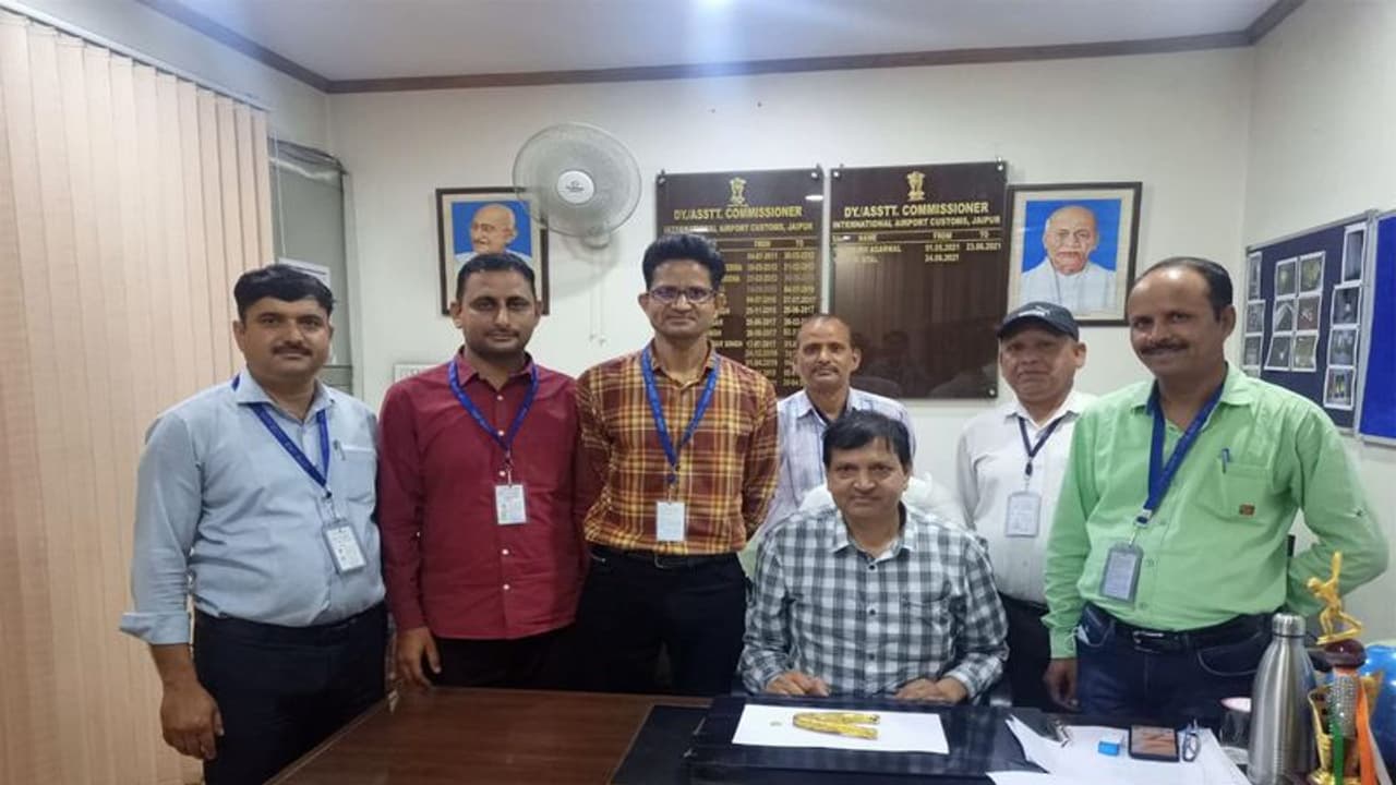 सोने की तस्करी : मस्कट से आयरन में छिपाकर ला रहा था 1.22 करोड़ का गोल्ड, जयपुर एयरपोर्ट पर पकड़ाया