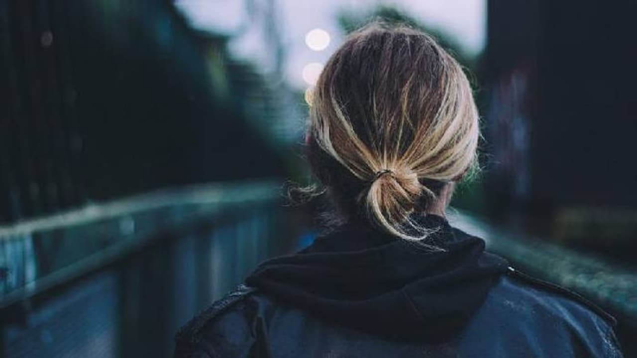 ആൾക്കൂട്ടത്തിന് നേരെ വെടിയുതിർത്ത് 37 കാരൻ, തന്റെ തോക്കുപയോ​ഗിച്ച് ഇയാളെ വെടിവെച്ചു കൊന്ന് യുവതി