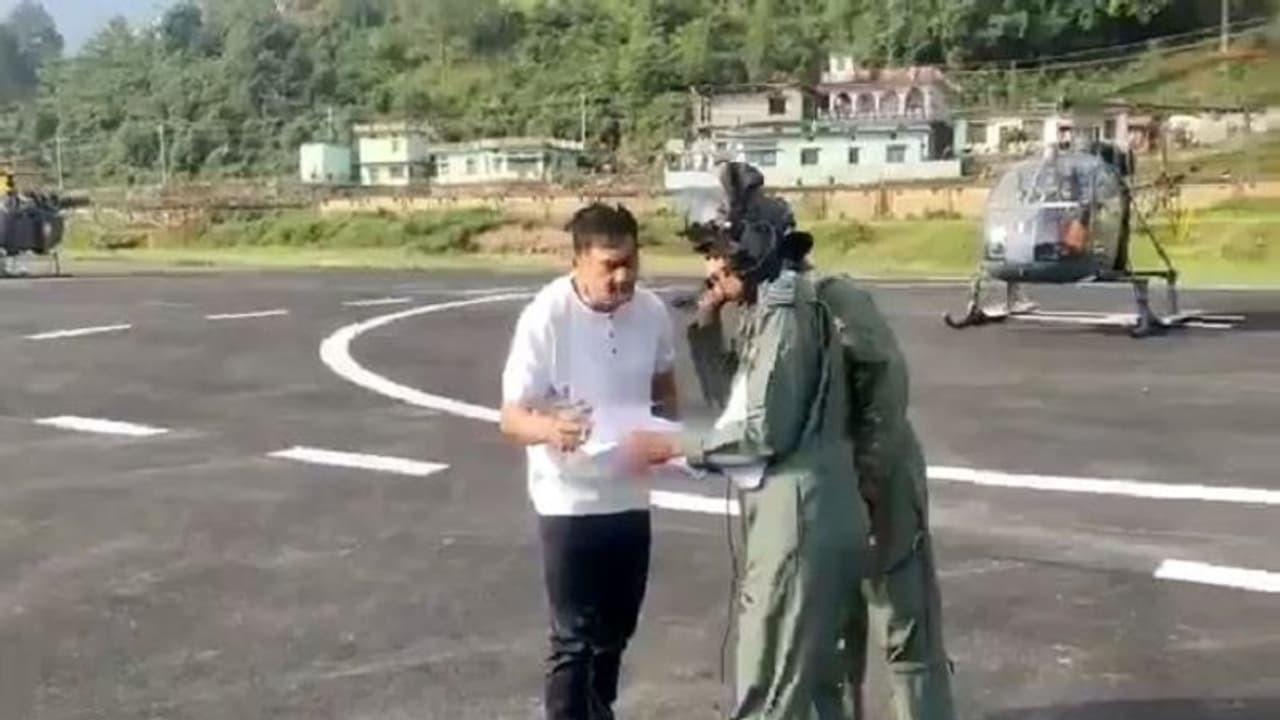 सेना के हेलीकॉप्टर की मदद से रेस्क्यू किए जा सके ट्रैकर्स, आईटीबीपी अस्पताल में कराया गया भर्ती सेना के हेलीकॉप्टर की मदद से रेस्क्यू किए जा सके ट्रैकर्स, आईटीबीपी अस्पताल में कराया गया भर्ती