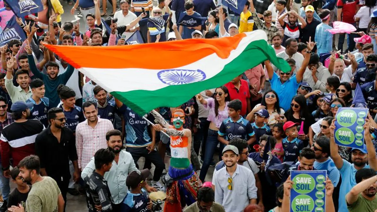 ಐಪಿಎಲ್‌ ಪ್ಲೇ ಆಫ್‌ ಟಿಕೆ​ಟ್‌​ಗಾಗಿ ನೂಕು​ನು​ಗ್ಗ​ಲು!