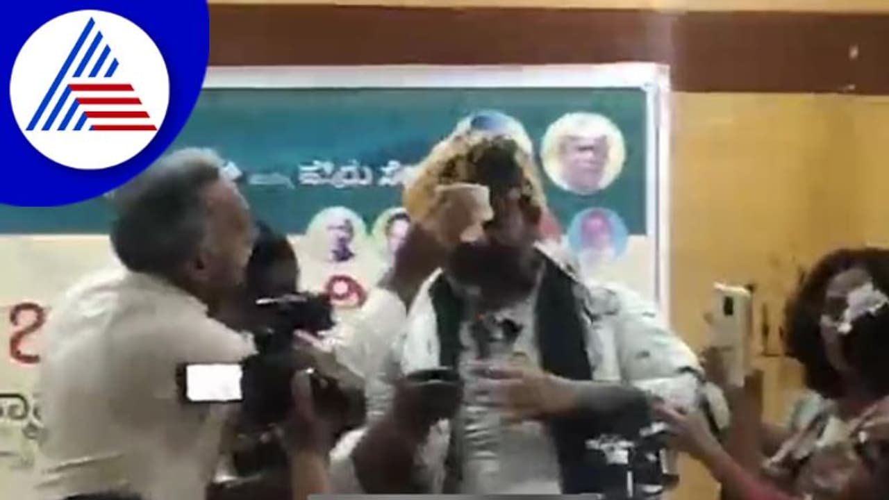 ರಾಕೇಶ್ ಟಿಕಾಯತ್ಗೆ ಮಸಿ ಬಳಿದ ಭರತ್ ಶೆಟ್ಟಿ: ವಶಕ್ಕೆ ಪಡೆದ ಪೊಲೀಸರು ರಾಕೇಶ್ ಟಿಕಾಯತ್ಗೆ ಮಸಿ ಬಳಿದ ಭರತ್ ಶೆಟ್ಟಿ: ವಶಕ್ಕೆ ಪಡೆದ ಪೊಲೀಸರು