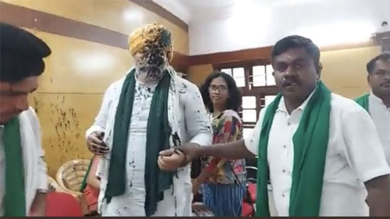 രാകേഷ് ടിക്കായത്തിന് നേരെ കറുത്ത മഷി ഒഴിച്ചു: സംഭവം ബെംഗളൂരു പ്രസ് ക്ലബിൽ വച്ച് രാകേഷ് ടിക്കായത്തിന് നേരെ കറുത്ത മഷി ഒഴിച്ചു: സംഭവം ബെംഗളൂരു പ്രസ് ക്ലബിൽ വച്ച്