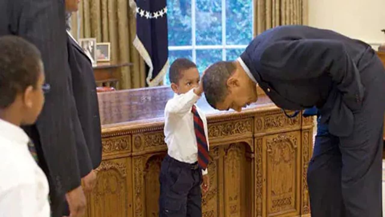 कौन है बच्चा जिससे दोबारा मिले बराक ओबामा, 2009 में पहली मुलाकात में सहलाया था सिर और पूछा था ऐसा सवाल कौन है बच्चा जिससे दोबारा मिले बराक ओबामा, 2009 में पहली मुलाकात में सहलाया था सिर और पूछा था ऐसा सवाल