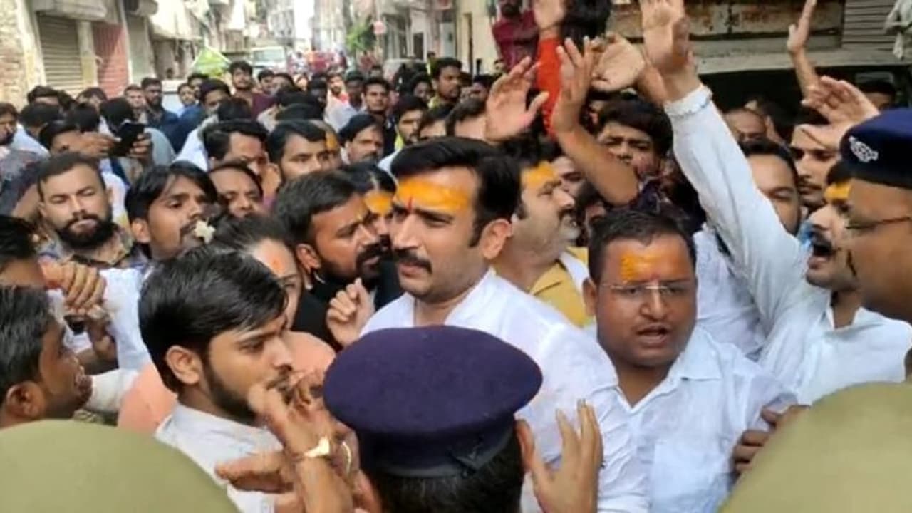 हाउस अरेस्ट किए गए भाजपा नेता अभिजात मिश्रा, मस्जिद में करने जा रहे थे जलाभिषेक