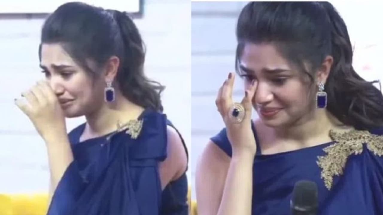 యాంకర్ చేసిన పనికి.. లైవ్లోనే ఏడ్చేసిన కృతి శెట్టి యాంకర్ చేసిన పనికి.. లైవ్లోనే ఏడ్చేసిన కృతి శెట్టి