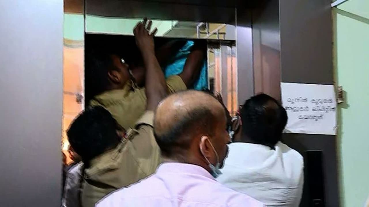 രോഗി അരമണിക്കൂറോളം ആശുപത്രിയിലെ ലിഫ്റ്റില് കുടുങ്ങി; സാഹസികമായി രക്ഷിച്ച് അഗ്നിശമന സേന രോഗി അരമണിക്കൂറോളം ആശുപത്രിയിലെ ലിഫ്റ്റില് കുടുങ്ങി; സാഹസികമായി രക്ഷിച്ച് അഗ്നിശമന സേന