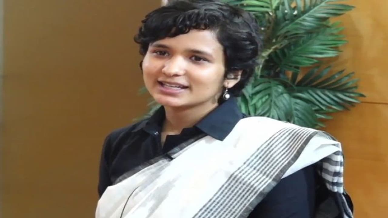 UPSC Topper: শ্রুতি শর্মার মক ইন্টারভিউ ভাইরাল সোশ্যাল মিডিয়ায়, দেখুন কীভাবে প্রস্তুতি নিয়েছেন তিনি UPSC Topper: শ্রুতি শর্মার মক ইন্টারভিউ ভাইরাল সোশ্যাল মিডিয়ায়, দেখুন কীভাবে প্রস্তুতি নিয়েছেন তিনি