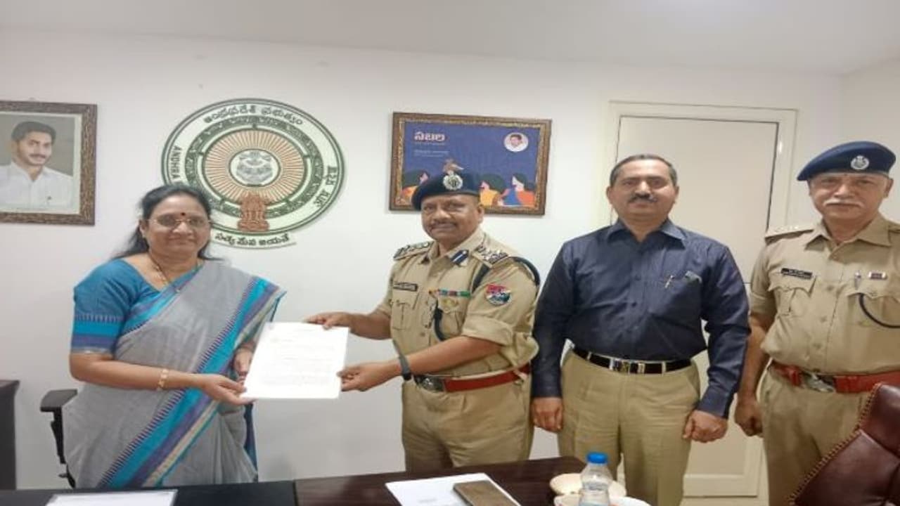 రైల్వేస్టేషన్లలో మహిళల భద్రతకు పటిష్టచర్యలు: ఏపీ మహిళా కమిషన్ కు రైల్వే డిఐజి నివేదిక రైల్వేస్టేషన్లలో మహిళల భద్రతకు పటిష్టచర్యలు: ఏపీ మహిళా కమిషన్ కు రైల్వే డిఐజి నివేదిక