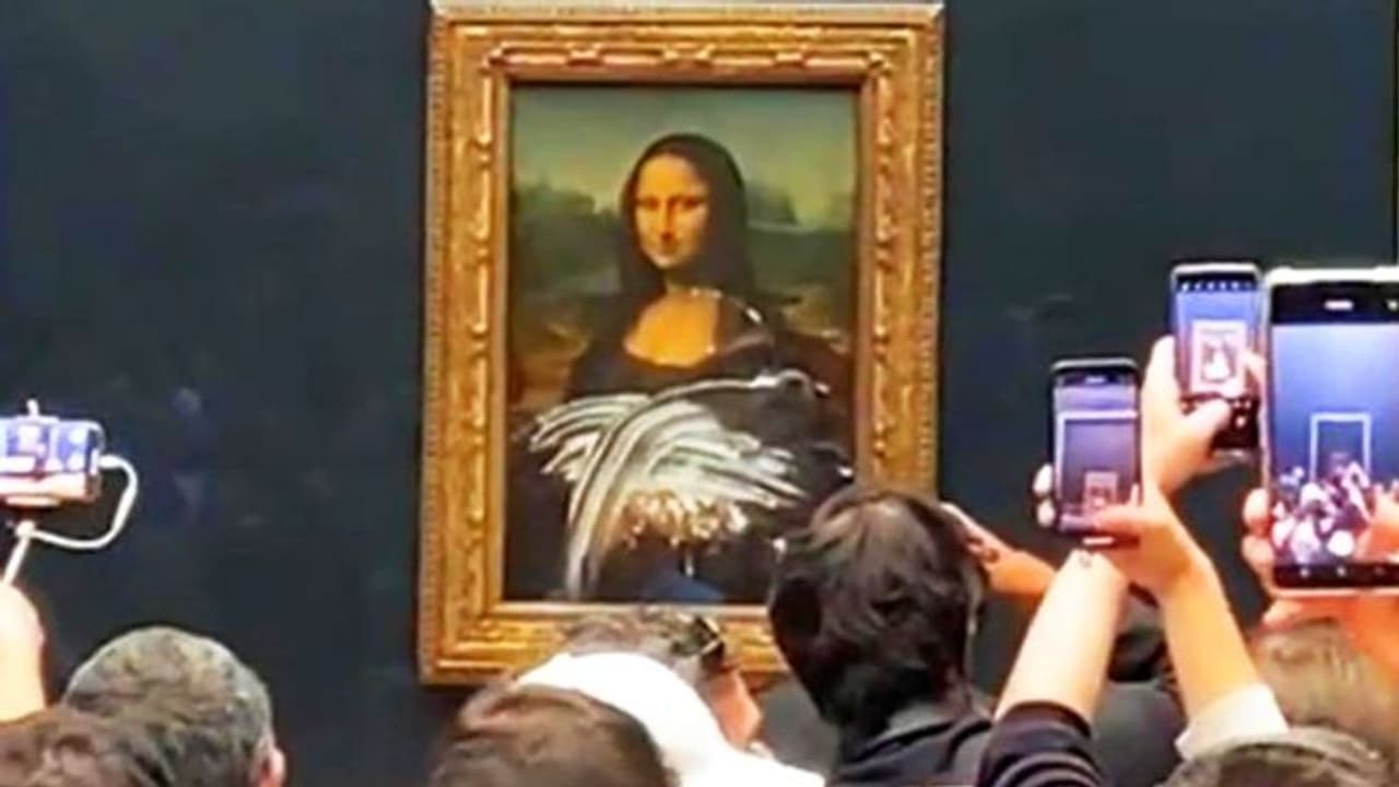 Cake attack on 'Mona Lisa' at the Louvre in Paris