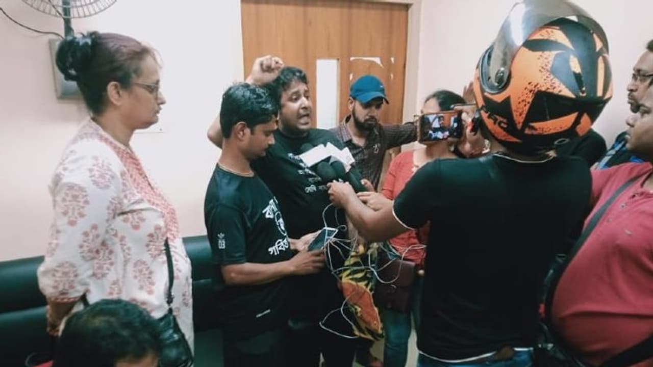 দুর্ঘটনায় কাটা হাত সারমেয় র মুখে, সহযোদ্ধাকে দেওয়া চিকিৎসকের প্রতিশ্রুতি ভঙ্গ, সরব বাংলা পক্ষ দুর্ঘটনায় কাটা হাত সারমেয় র মুখে, সহযোদ্ধাকে দেওয়া চিকিৎসকের প্রতিশ্রুতি ভঙ্গ, সরব বাংলা পক্ষ