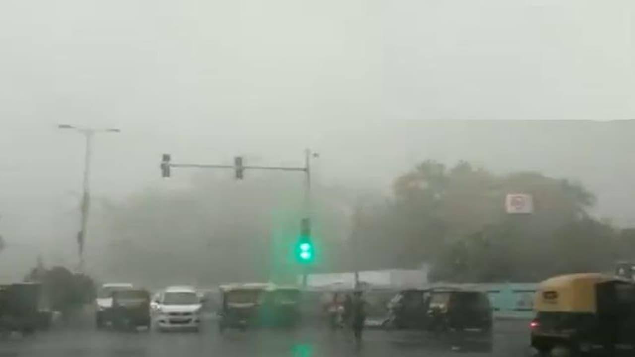 Delhi Rain ಗುಡುಗು ಸಹಿತ ಭಾರಿ ಮಳೆ, 8 ವಿಮಾನ ಮಾರ್ಗ ಬದಲಿಸಿದ ದೆಹಲಿ! Delhi Rain ಗುಡುಗು ಸಹಿತ ಭಾರಿ ಮಳೆ, 8 ವಿಮಾನ ಮಾರ್ಗ ಬದಲಿಸಿದ ದೆಹಲಿ!