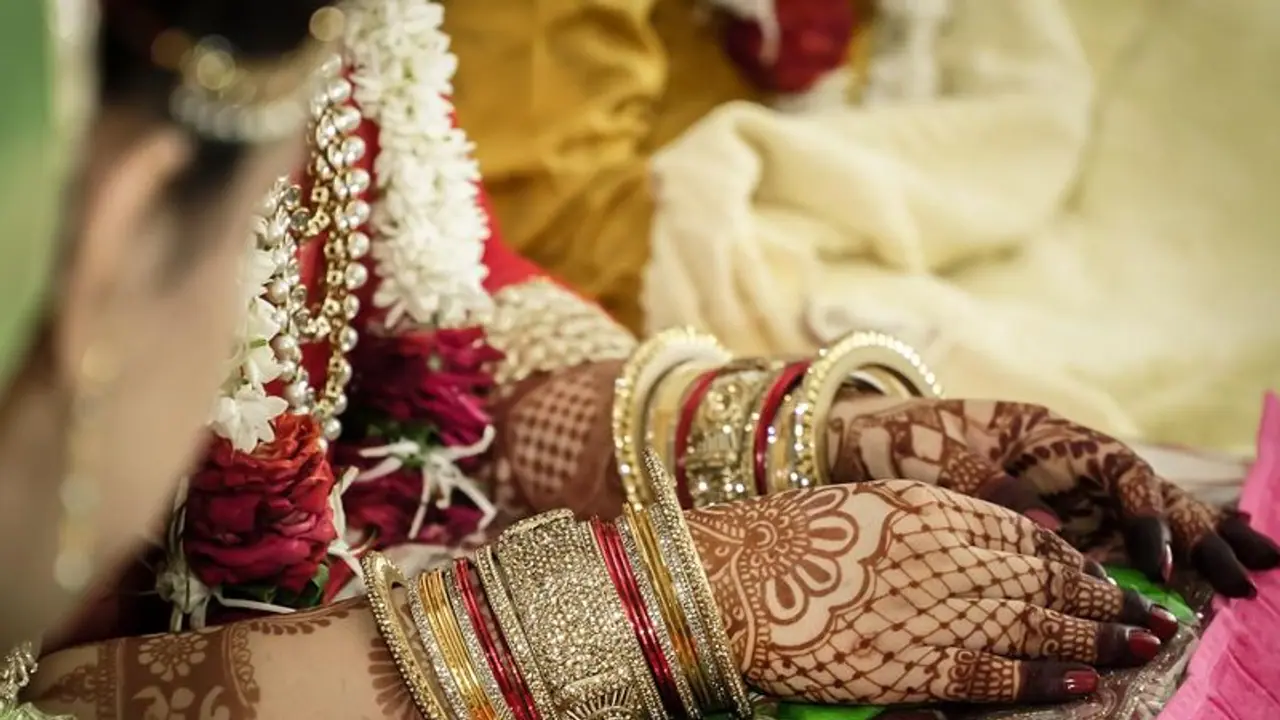 51 साल की महिला कुंवारों पर डालती थी डोरे, फंसाकर करती थी ठगी, राज खुला तो हो गई जेल, जानें क्या है पूरा मामला