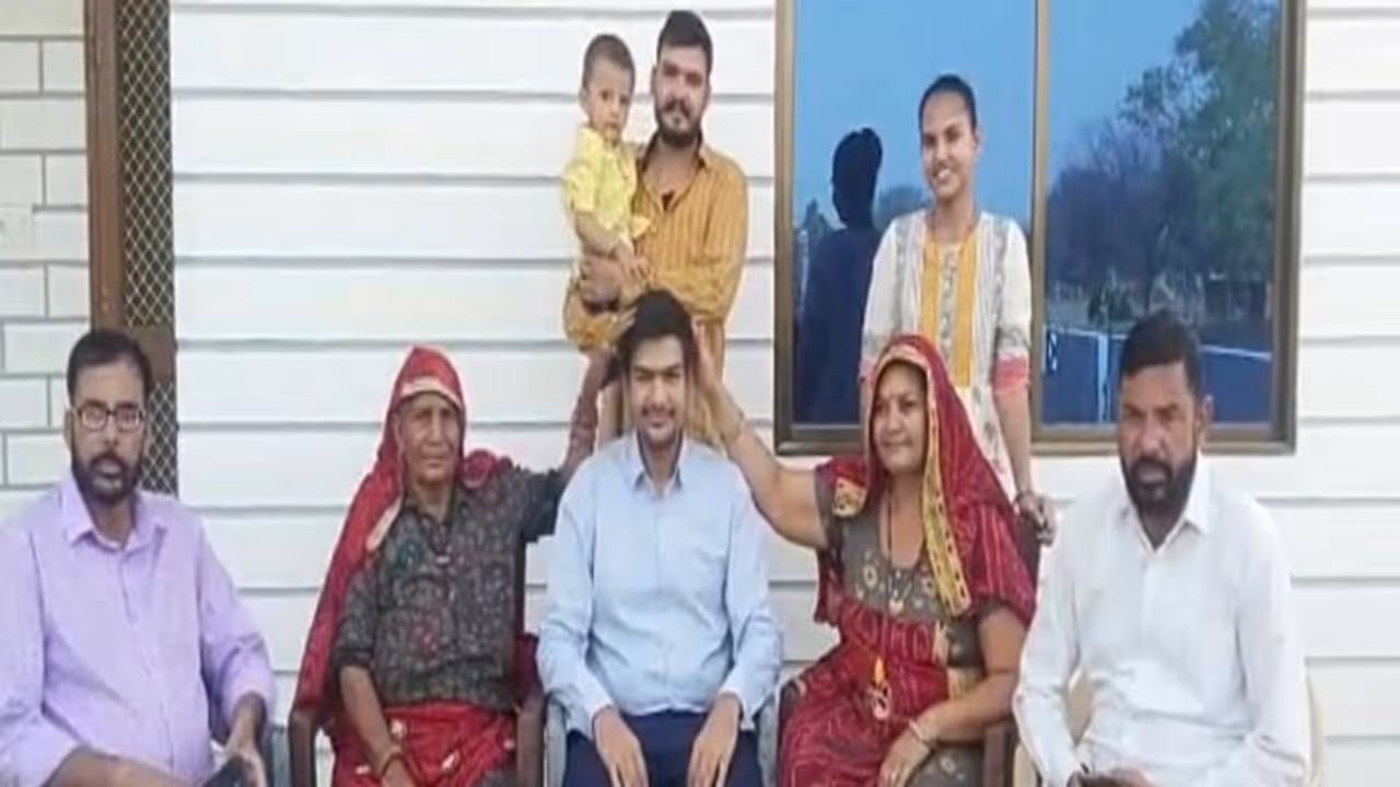 कारगिल युद्ध में पैर गंवाने वाले फौजी पिता का बेटा बना IAS, गांव में पढ़ाई की और रच दिया इतिहास कारगिल युद्ध में पैर गंवाने वाले फौजी पिता का बेटा बना IAS, गांव में पढ़ाई की और रच दिया इतिहास