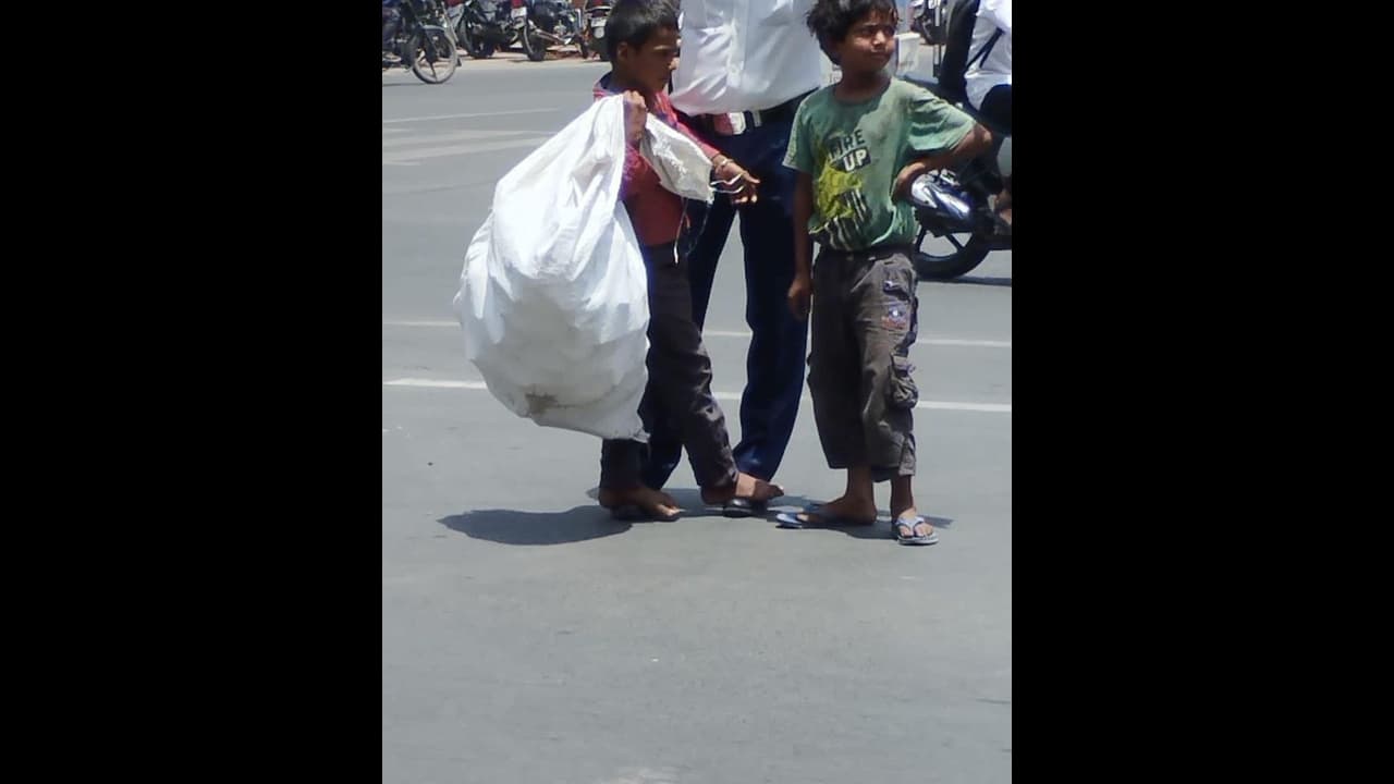 మానవత్వం చాటుకున్న డ్యాన్సింగ్ ట్రాఫిక్ పోలీసు.. మండుతున్న రోడ్డు.. చెప్పుల్లేని పిల్లాడిని కాళ్లపై నిలబెట్టి మానవత్వం చాటుకున్న డ్యాన్సింగ్ ట్రాఫిక్ పోలీసు.. మండుతున్న రోడ్డు.. చెప్పుల్లేని పిల్లాడిని కాళ్లపై నిలబెట్టి
