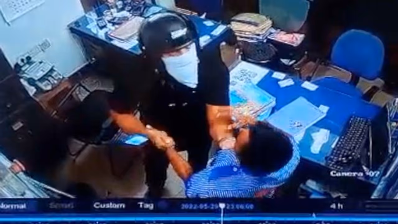 Robbery : കൊച്ചിയിലെ പെട്രോൾ പമ്പിൽ ജീവനക്കാരനെ കത്തിമുനയിൽ നിർത്തി പണം കവര്‍ന്നു