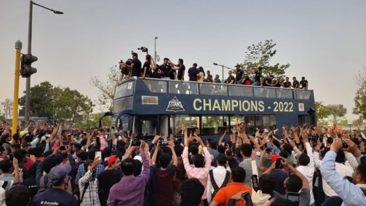 হুড খোলা বাসে সমর্থকদের সঙ্গে ট্রফি জয়ের আনন্দ ভাগ করে নিল গুজরাট টাইটানস, দেখুন ভিডিও হুড খোলা বাসে সমর্থকদের সঙ্গে ট্রফি জয়ের আনন্দ ভাগ করে নিল গুজরাট টাইটানস, দেখুন ভিডিও