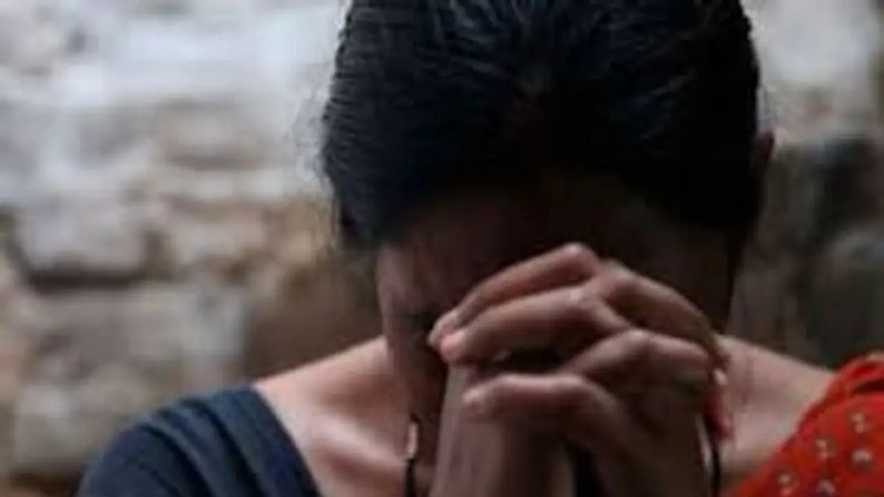 அடிக்கடி வெளியூர் சென்ற மகன்.. சைடு கேப்பில் மருமகளுக்கு பிராக்கெட் போட்டு உல்லாசத்துக்கு அழைத்த மாமனார்.! அடிக்கடி வெளியூர் சென்ற மகன்.. சைடு கேப்பில் மருமகளுக்கு பிராக்கெட் போட்டு உல்லாசத்துக்கு அழைத்த மாமனார்.!