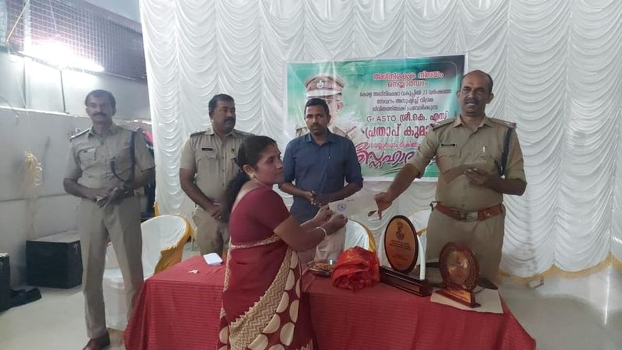 വിരമിക്കല് ദിനത്തില് സഹപ്രവര്ത്തകരുടെ സ്നേഹസമ്മാനം നിർധന രോഗികൾക്ക് നൽകി അഗ്നിരക്ഷാ സേന ഉദ്യോഗസ്ഥൻ വിരമിക്കല് ദിനത്തില് സഹപ്രവര്ത്തകരുടെ സ്നേഹസമ്മാനം നിർധന രോഗികൾക്ക് നൽകി അഗ്നിരക്ഷാ സേന ഉദ്യോഗസ്ഥൻ