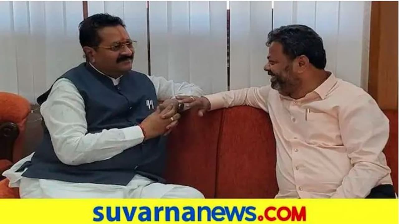 ಬಸನಗೌಡ ಪಾಟೀಲ್ ಯತ್ನಾಳ್ಗೆ ಕಿವಿ ಮಾತು ಹೇಳಿದ ರೇಣುಕಾಚಾರ್ಯ ಬಸನಗೌಡ ಪಾಟೀಲ್ ಯತ್ನಾಳ್ಗೆ ಕಿವಿ ಮಾತು ಹೇಳಿದ ರೇಣುಕಾಚಾರ್ಯ