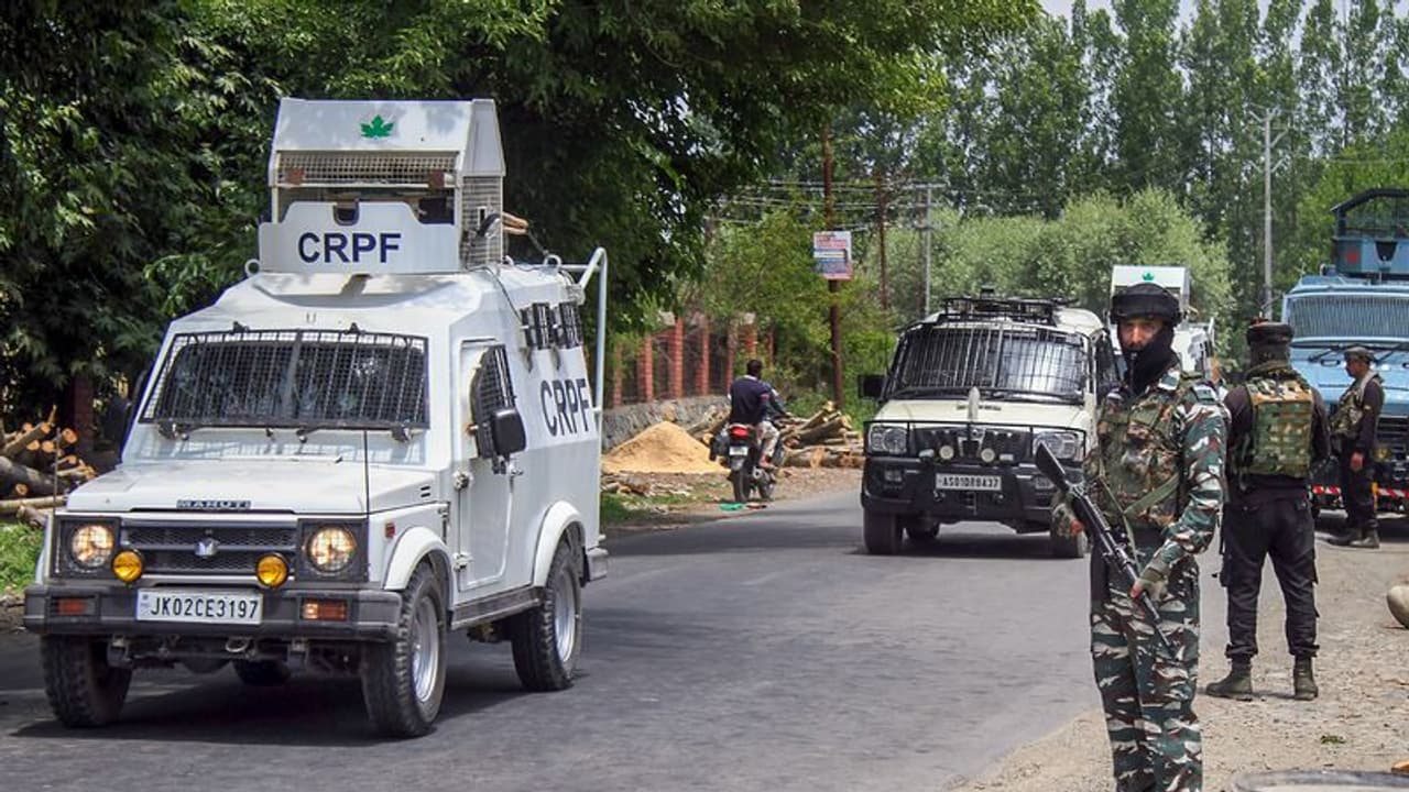 Jammu Kashmir में तीन आतंकवादियों को सुरक्षाबलों ने किया ढेर, शिक्षिका रजनी बाला का हत्यारा भी मारा गया Jammu Kashmir में तीन आतंकवादियों को सुरक्षाबलों ने किया ढेर, शिक्षिका रजनी बाला का हत्यारा भी मारा गया
