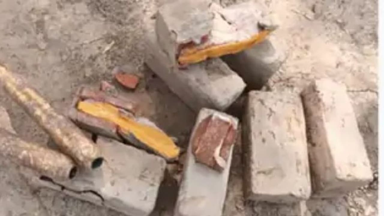 Amritsar: ఇటుకల్లో రూ. 27 కోట్ల హెరాయిన్ .. స్మగ్లర్ల ఆట కట్టించిన సైనికులు Amritsar: ఇటుకల్లో రూ. 27 కోట్ల హెరాయిన్ .. స్మగ్లర్ల ఆట కట్టించిన సైనికులు