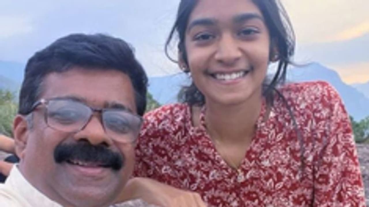 'നമ്മുടെ വീടിന്റെ വാതിൽ നിനക്ക് മുന്നിൽ എന്നും തുറന്ന് തന്നെ കിടക്കും'; ഒരച്ഛൻ മകൾ‌ക്കെഴുതിയ കുറിപ്പ്; വൈറൽ