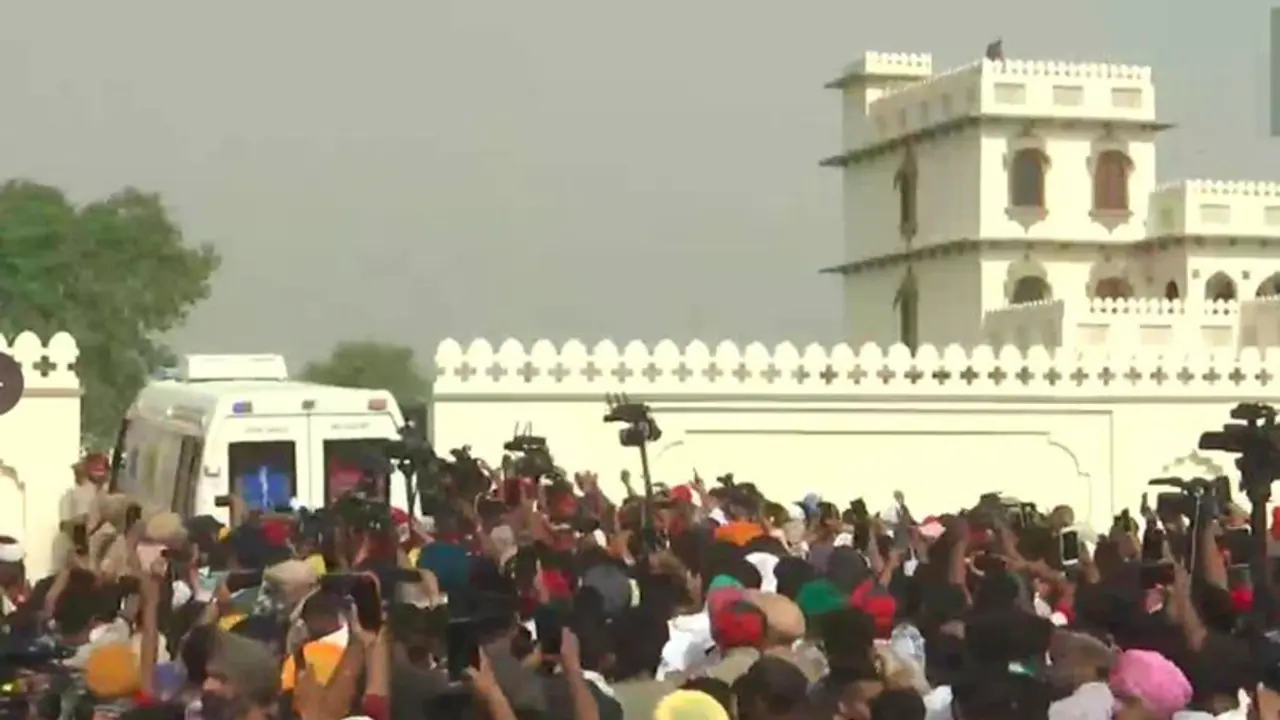 सिद्धू मूसेवाला का अंतिम संस्कार आज : गांव पहुंचा पार्थिव शरीर, दोपहर 12 बजे आखिरी विदाई, फैंस का जमावड़ा सिद्धू मूसेवाला का अंतिम संस्कार आज : गांव पहुंचा पार्थिव शरीर, दोपहर 12 बजे आखिरी विदाई, फैंस का जमावड़ा