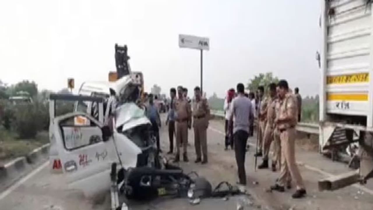 बरेली में भीषण सड़क हादसा, एम्बुलेंस और कैंटर की टक्कर में सात लोगों की मौत, तीन महिलाएं शामिल