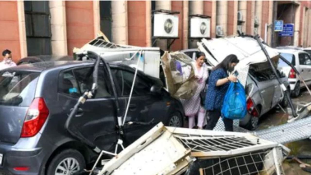 ആലിപ്പഴ വർഷം, പെരുമഴ; തകര്‍ന്നത് ബിജെപി എംപി ഉള്‍പ്പെടെയുള്ളവരുടെ വാഹനങ്ങള്‍