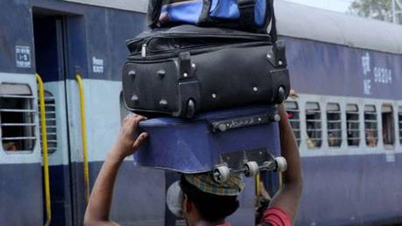 Railways: రైల్వే ప్రయాణికులకు షాక్..! ఇక నుంచి ఎక్కువ లగేజీతో ప్రయాణం.. జేబుకు భారమే.. Railways: రైల్వే ప్రయాణికులకు షాక్..! ఇక నుంచి ఎక్కువ లగేజీతో ప్రయాణం.. జేబుకు భారమే..