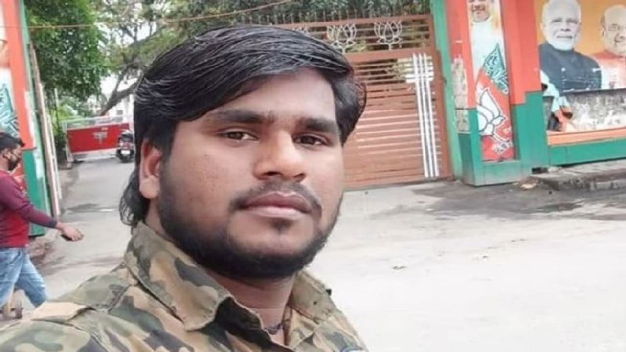 देवरिया में छत पर सो रहे युवक की गोली मारकर हत्या, फॉरेंसिक टीम ने किया घटनास्थल का निरीक्षण देवरिया में छत पर सो रहे युवक की गोली मारकर हत्या, फॉरेंसिक टीम ने किया घटनास्थल का निरीक्षण