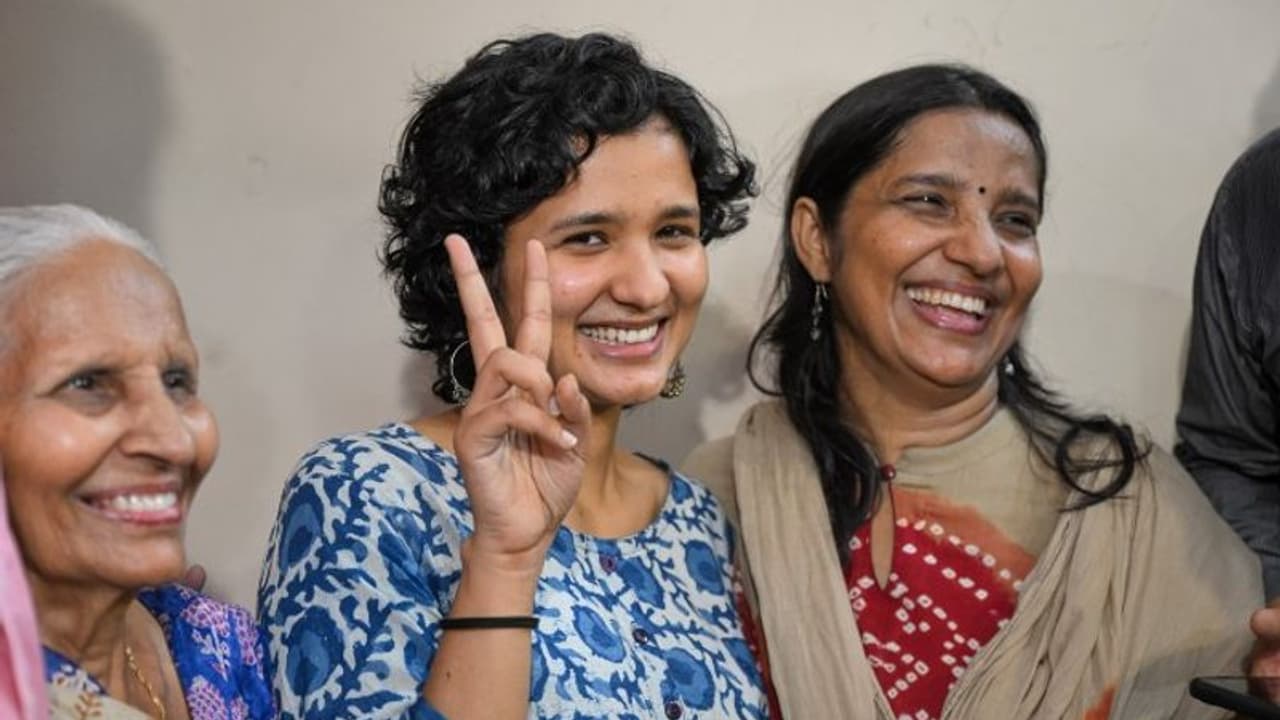 UPSC Topper: প্রথমবার পরীক্ষা দিয়েই কিস্তিমাৎ করলেন শ্রুতি শর্মা, বললেন ধারাবাহিকতাই এনেছে সাফল্য 