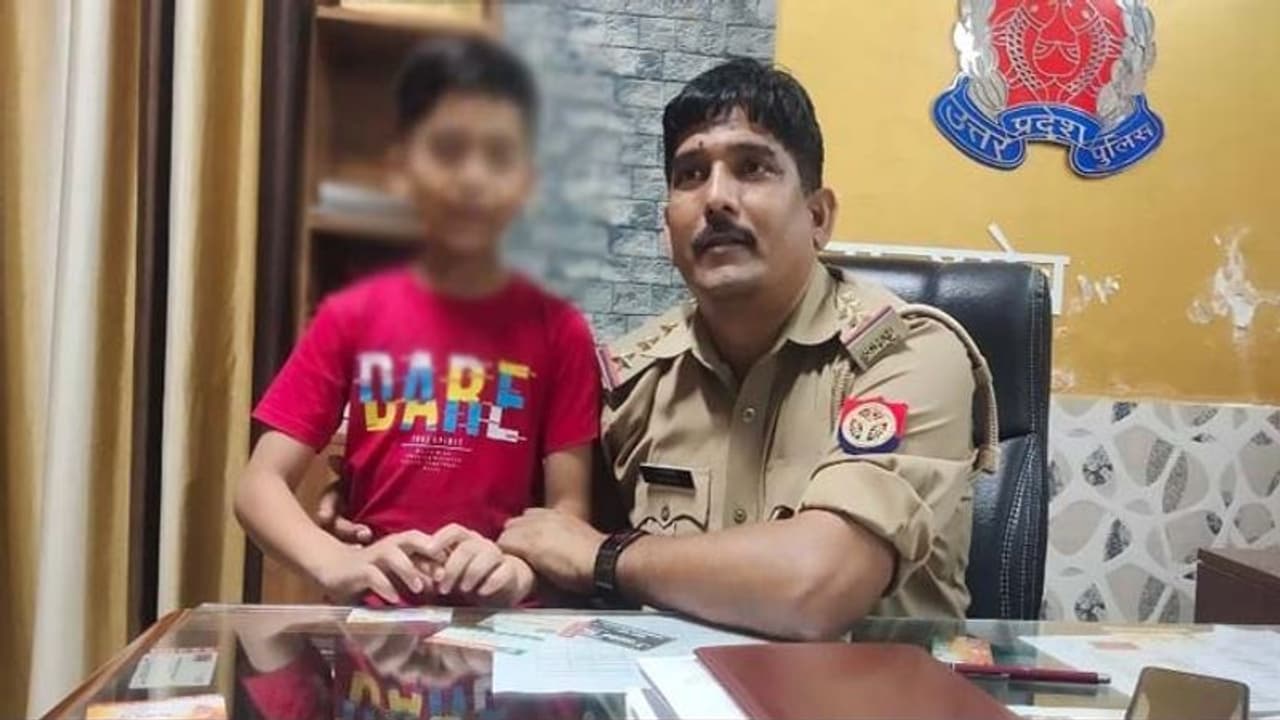 पिता की मौत के बाद मां के साथ थाने पहुंचा मासूम, कहा अंकल मुझे और मां को दादा दादी और चाचा से बचा लीजिए 